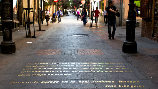 Imagen de una texto literario escrito en una calle de Madrid