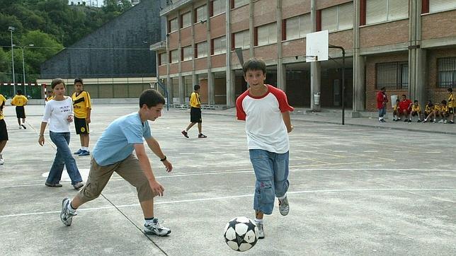 grupo de niños jugando en el patio de un colegio