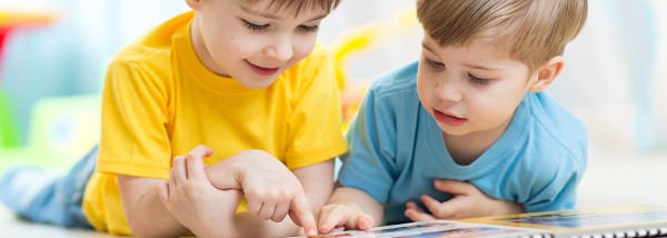 imagen de dos niños viendo un libro