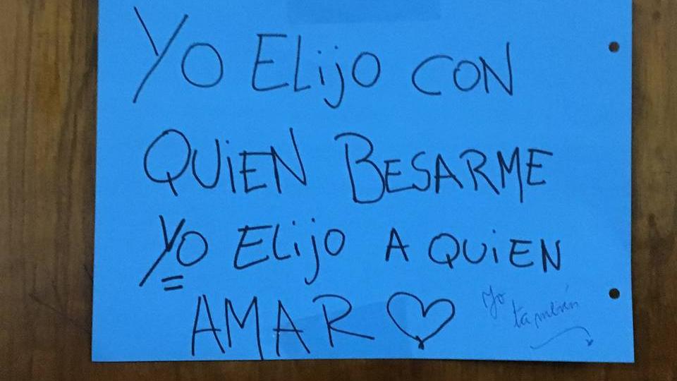 post it con la frase yo elijo con quien besarme