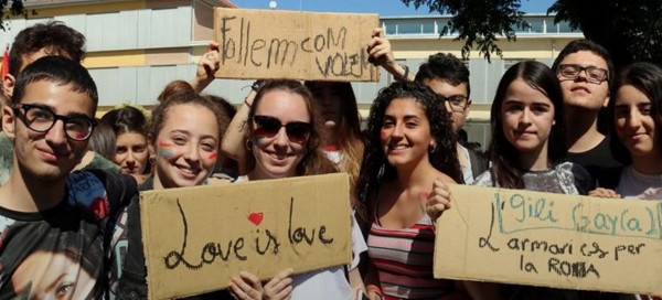 un grupo de chicos y chicas con pancartas