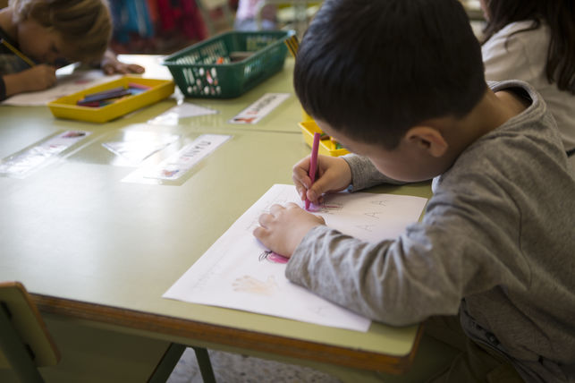 imagen de un niño en una clase