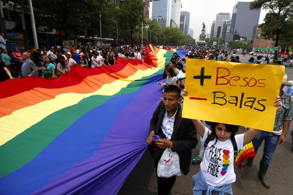 Imagen de una manifestación con la pancarta: mas besos menos balas