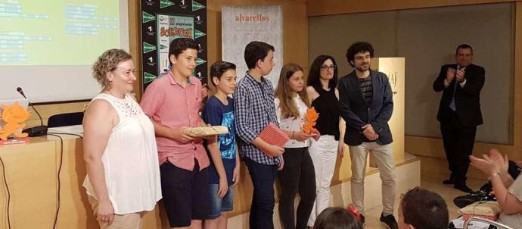 Alumnos y profesores recibiendo el premio