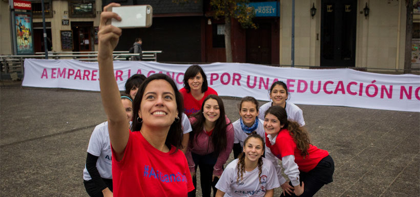 Imagen de un grupo de estudiantes haciéndose un selfie