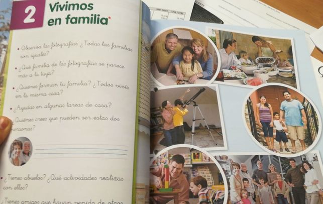 Imagen de un libro de texto con imágenes de la familia tradicional