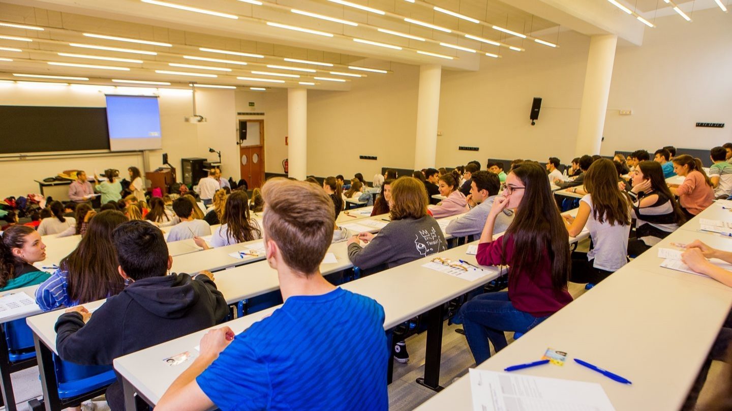 imagen de una clase de una universidad