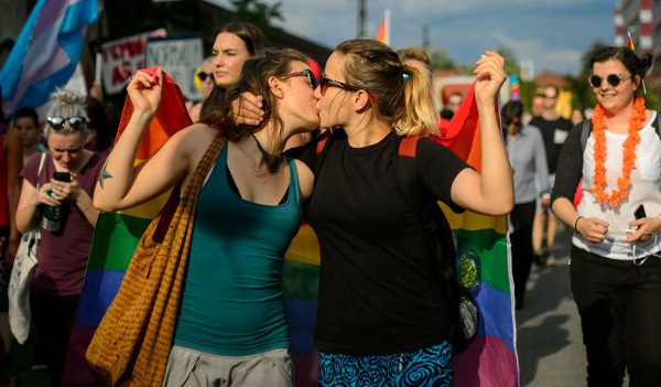 Imagen de dos mujeres besándose en una manifestación