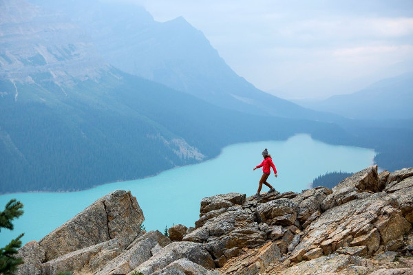 imagen de una mujer sola en una montaña