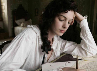 la actriz Anne Hathaway interpretando a Jane Austen
