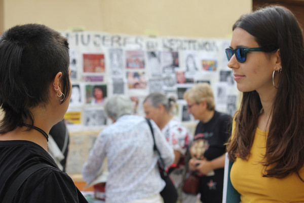 imágenes de dos jóvenes un encuentro feminista intergeneracional