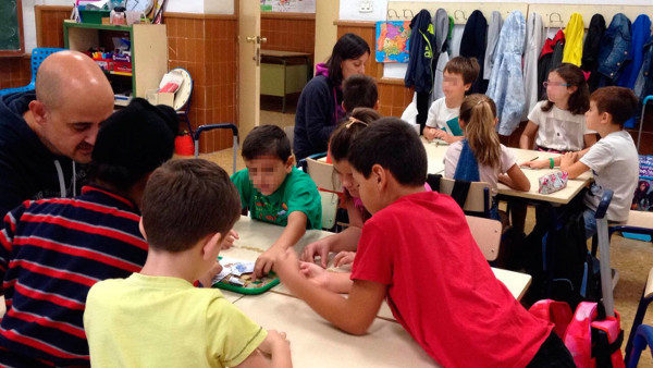 imagen de un profesor y varios niños en clase