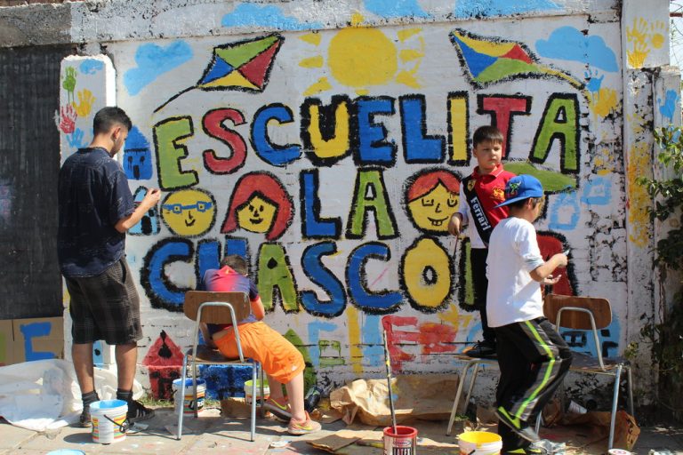 Imagen de niños pintando un cartel