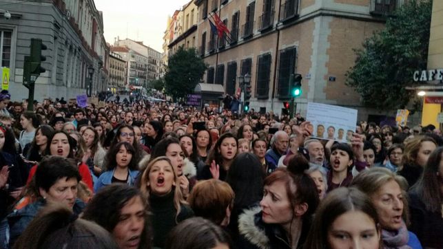 Imagen de la concentración de apoyo a la víctima de la manada