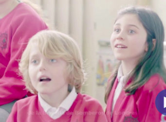 fotograma del vídeo de la clase de niños y niñas británicos