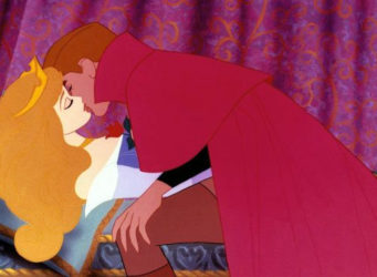 fotograma del beso del príncipe a Aurora