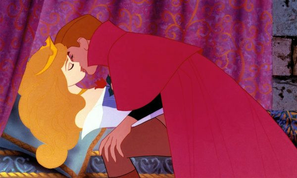 fotograma del beso del príncipe a Aurora