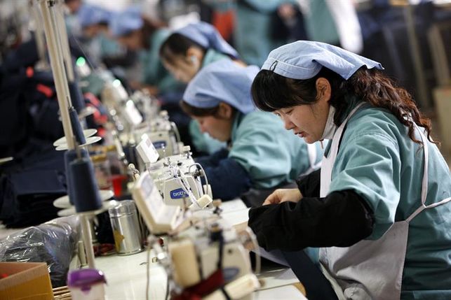 una mujer china en una fábrica