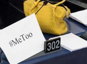 Imagen de la mesa de una parlamentaria con el cartel #MeToo