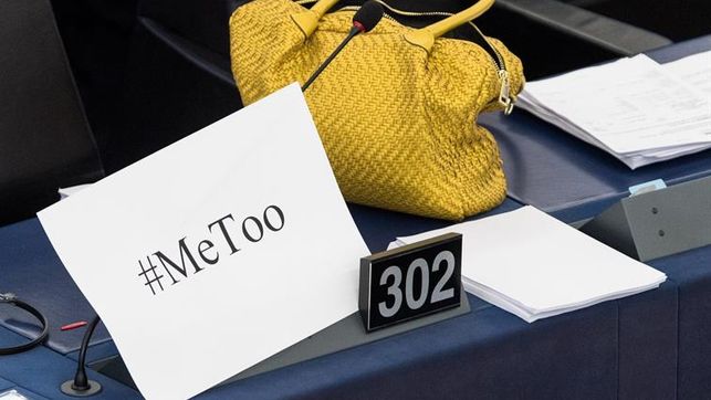 Imagen de la mesa de una parlamentaria con el cartel #MeToo