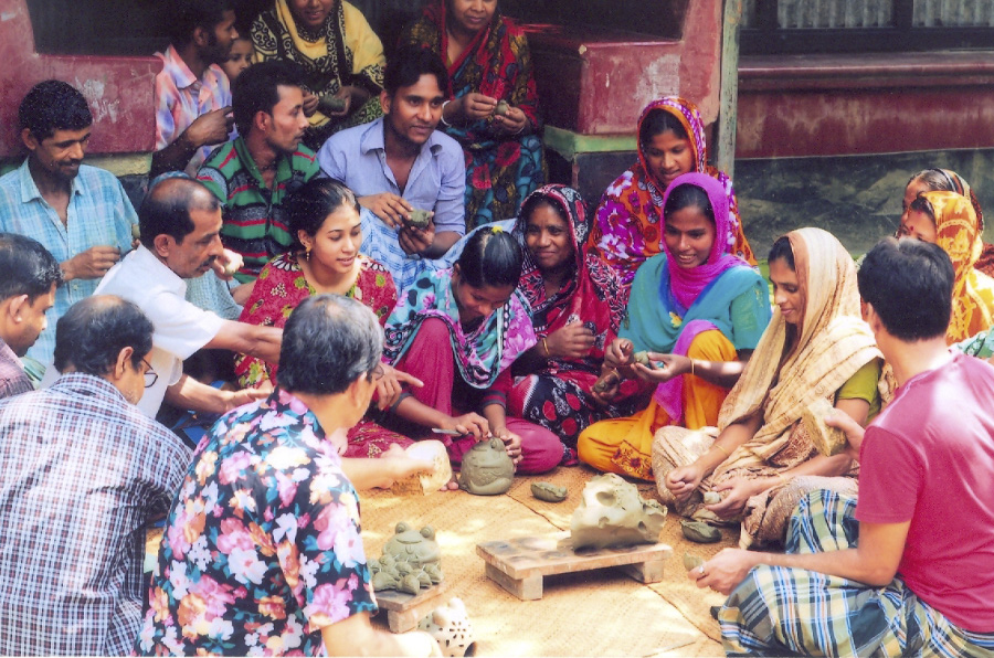 grupo de jóvenes indias que trabajan con Corr