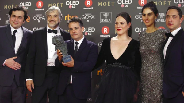 elenco de la película recogiendo el Goya