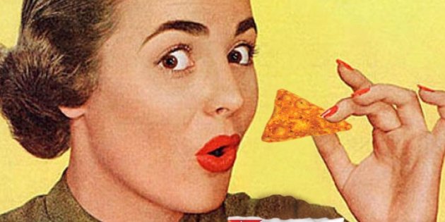 anuncio "vintage" de una mujer con un Dorito en la mano