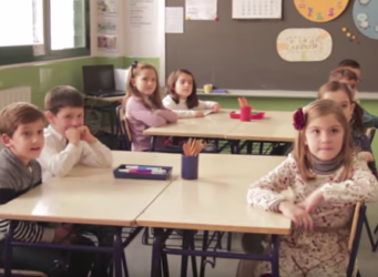 fotograma del vídeo en el que aparecen niños y niñas en el aula