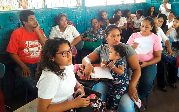 imagen de una clase con padres y alumnos