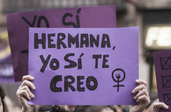 Pancarta de una manifestación de apoyo a la víctima de la violación