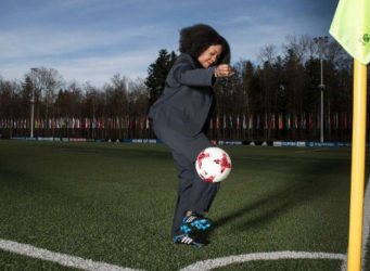 Fatma Samoura haciendo figuras con un balón de fútbol