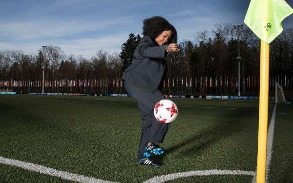 Fatma Samoura haciendo figuras con un balón de fútbol