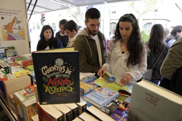 Imagen de una caseta de la Feria del Libro de Cáceres