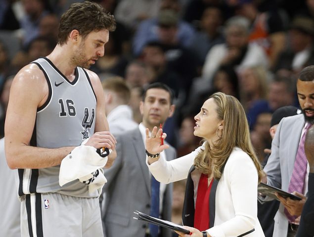 Imagen de Gasoll hablando con Becky Hammon