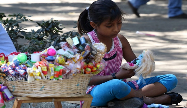 imagen de una niña vendedora en México