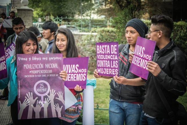 grupo de chicos y chicas con carteles feministas