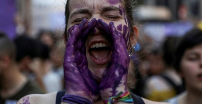 una joven en una manifestación feminista