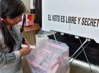 una mujer mexicana votando