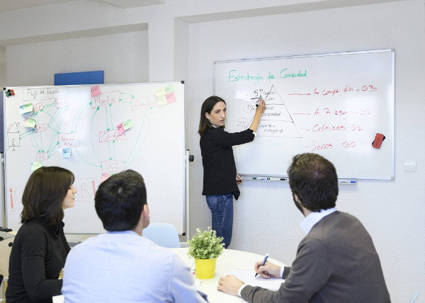 Imagen de Arantxa Unda dando una charla