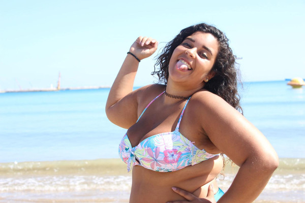 imagen de una joven marroquí, Siham, en bikini