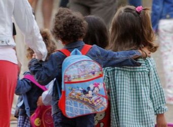 imagen de unos niños/as en un patio de colegio