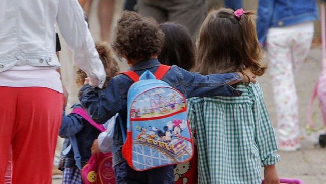 imagen de unos niños/as en un patio de colegio