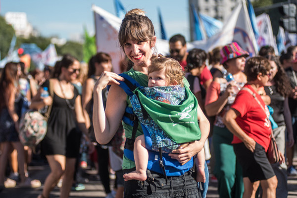 Imagen con una madre y su hijo el 8M en Argentina