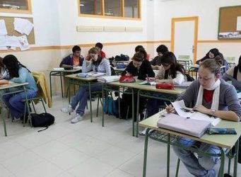 alumnos y alumnas en una clase de secundaria