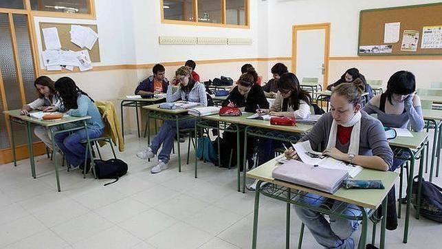 alumnos y alumnas en una clase de secundaria