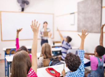 Imagen de una clase con varios niños y niñas