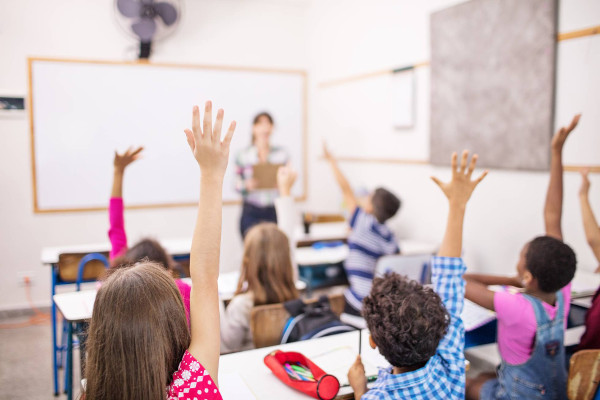 Imagen de una clase con varios niños y niñas