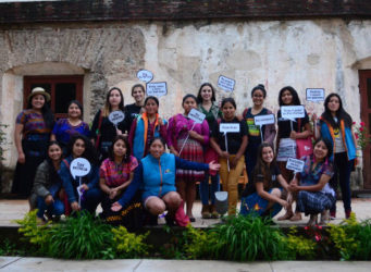 Grupo de feministas en Antigua Guatemala