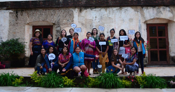 Grupo de feministas en Antigua Guatemala