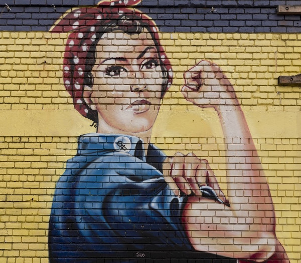 Graffiti feminista de una joven obrera